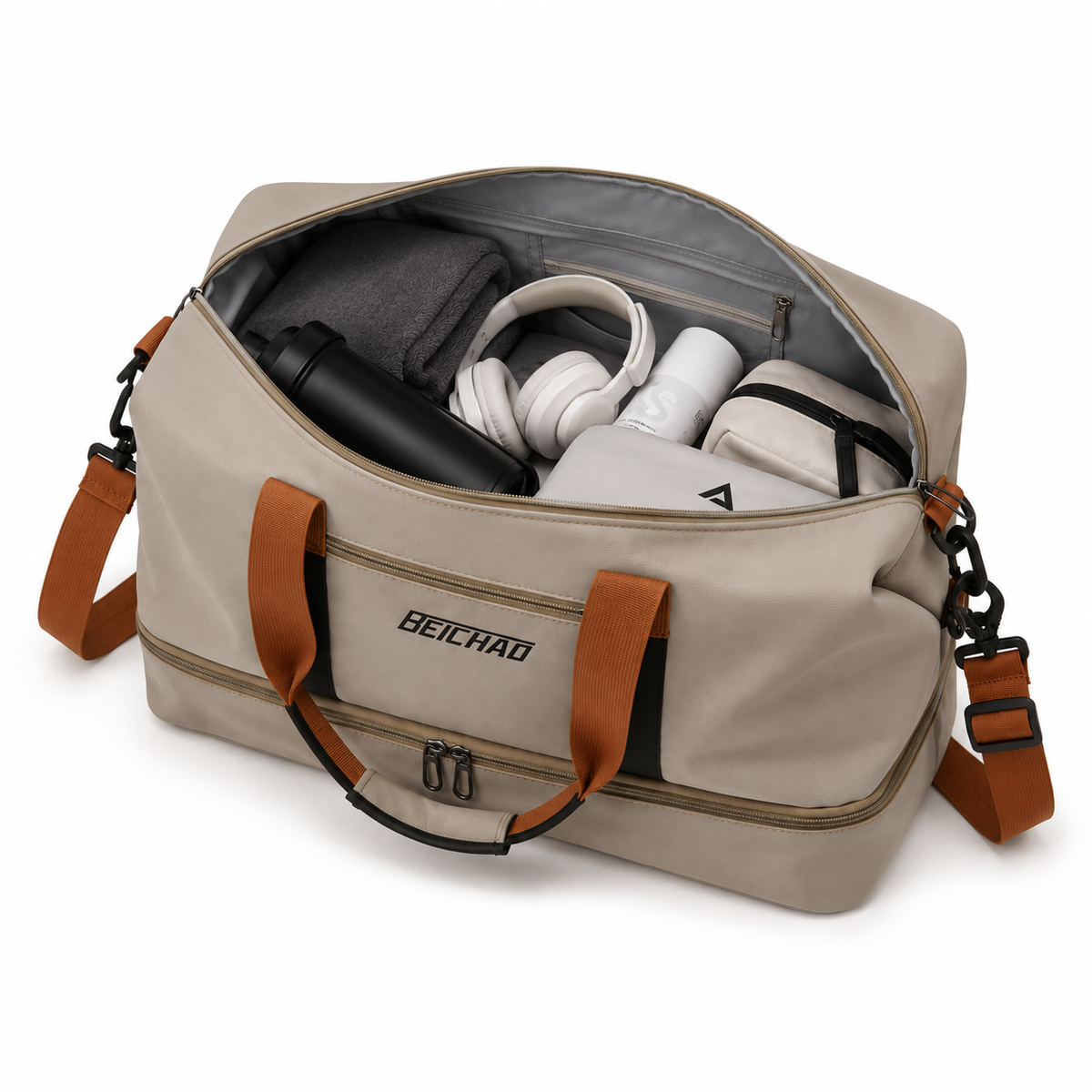 Compartiment principal ouvert du sac gris taupe avec casque audio, gourde et accessoires rangés à l'intérieur