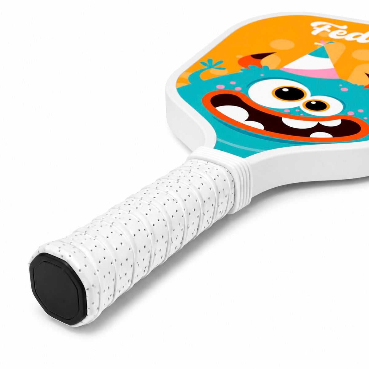 Gros plan sur le manche blanc texturé de la raquette de pickleball enfant