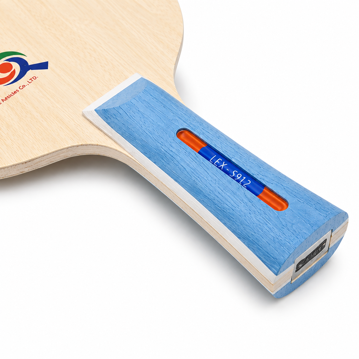 Lame de tennis de table carbone bois - gros plan sur le manche bleu et les plis de bois