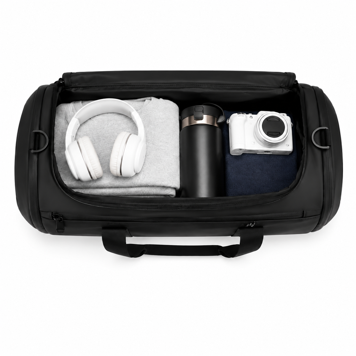 Vue de dessus du compartiment principal ouvert avec casque audio, gourde et appareil photo rangés à l'intérieur