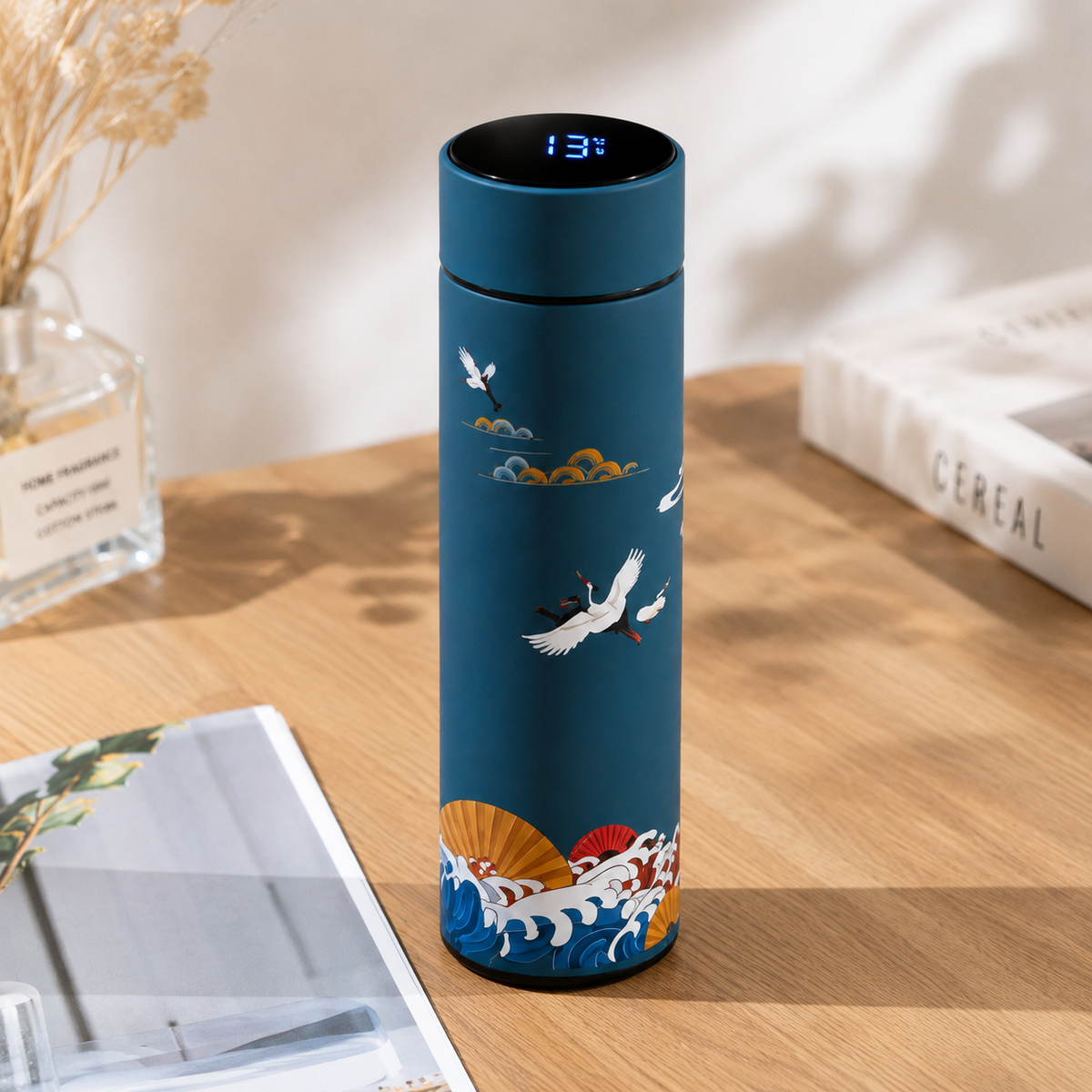 Thermos isotherme padel bleu motif grues et vagues posé sur une table en bois - photo lifestyle