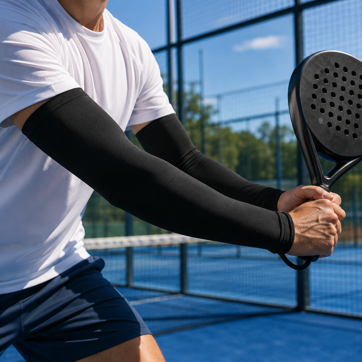 Joueur portant une manchette anti-UV noire sur un terrain de padel, tenant une raquette