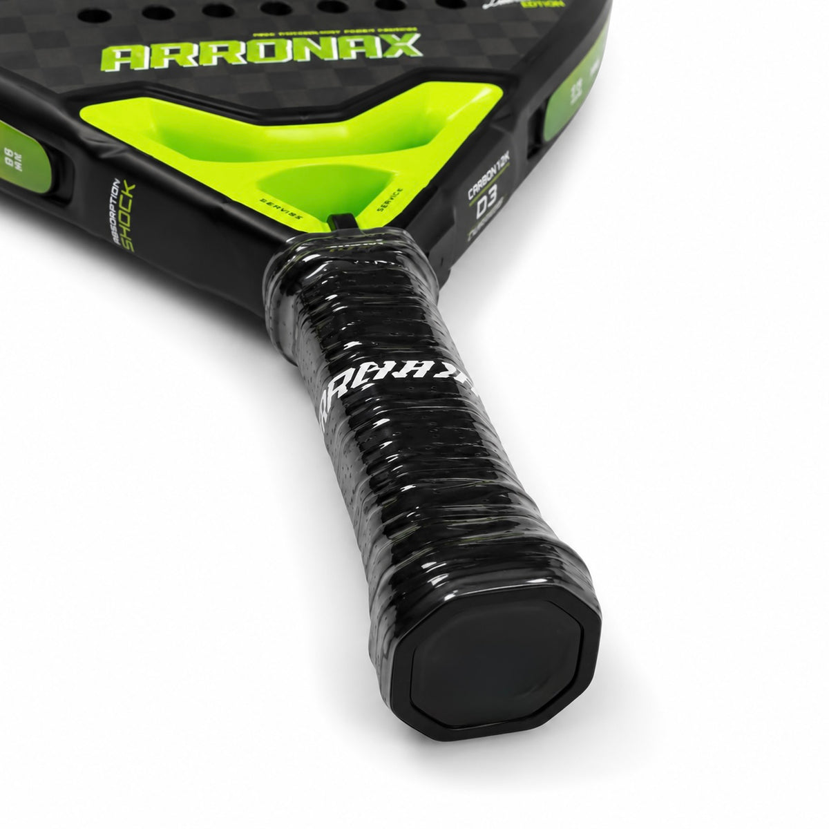 Gros plan sur le manche et le grip noir de la raquette de padel Arronax