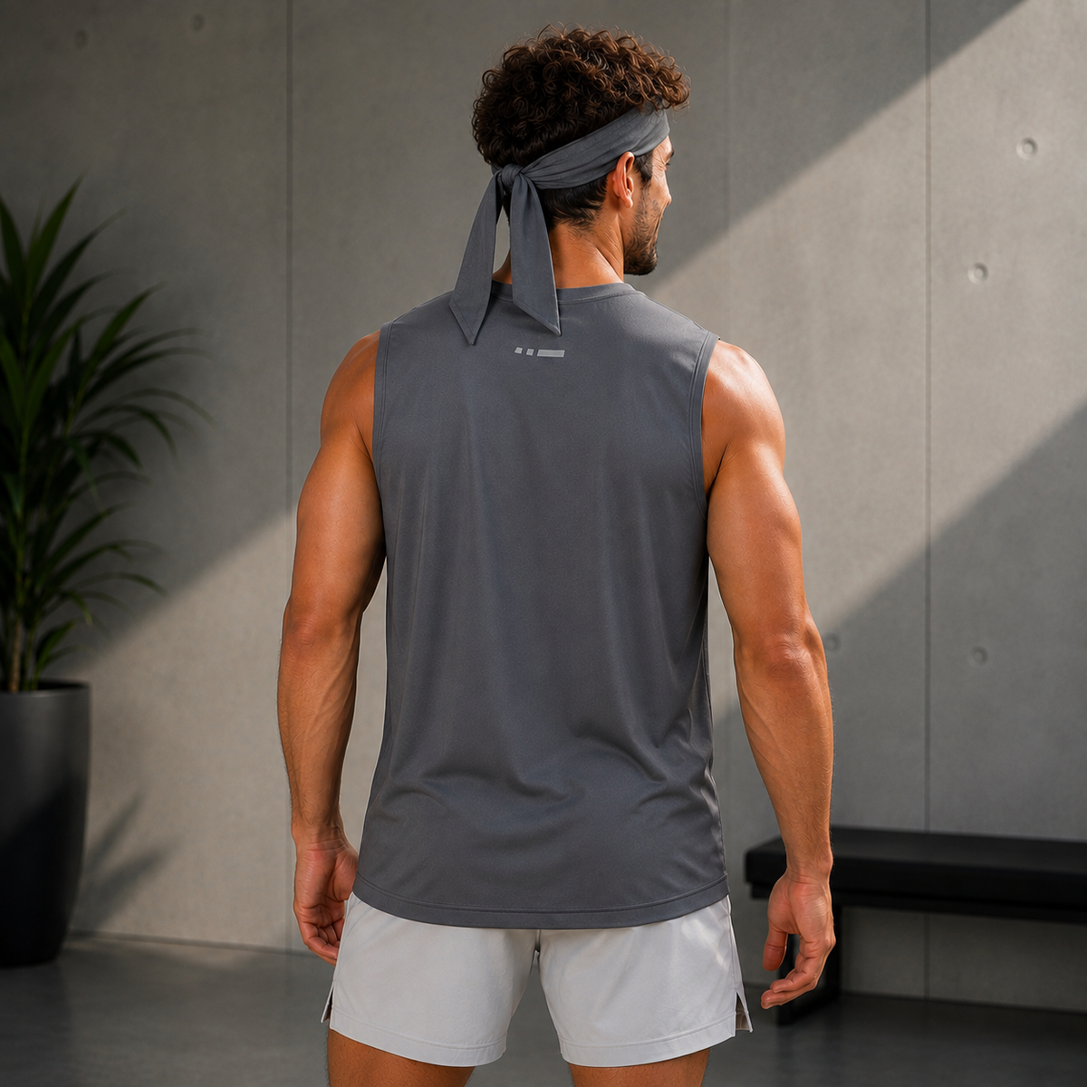 Bandeau de sport noir noué à l'arrière de la tête - vue de dos