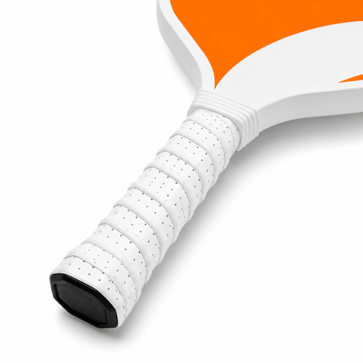Gros plan sur le grip blanc texturé et le capuchon noir de la raquette de pickleball