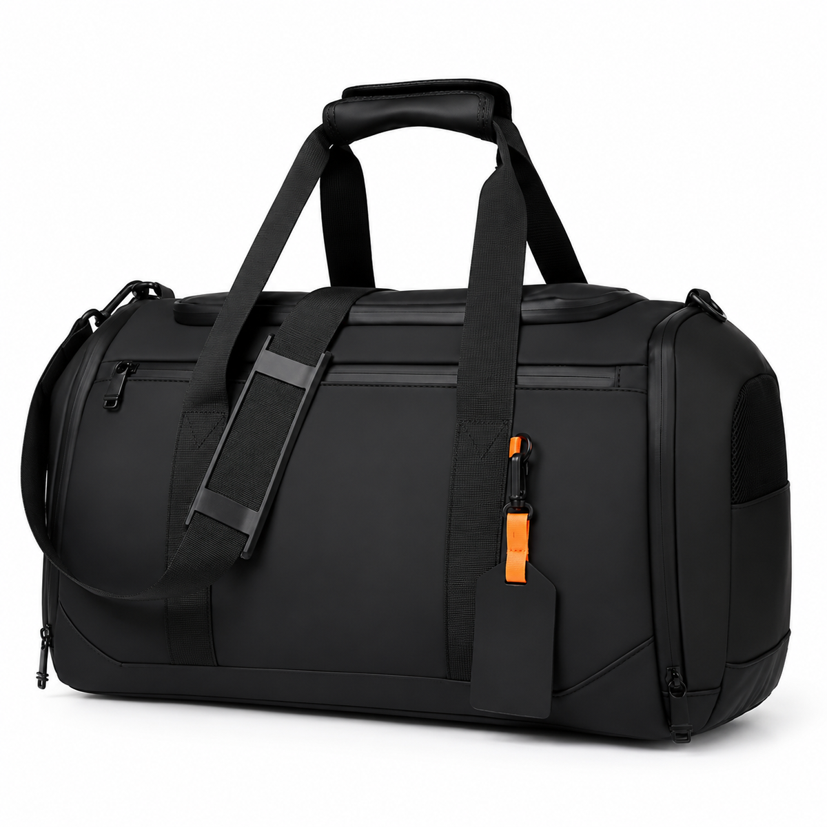 Sac de sport noir avec sangles rembourrées et porte-étiquette orange, vue en angle