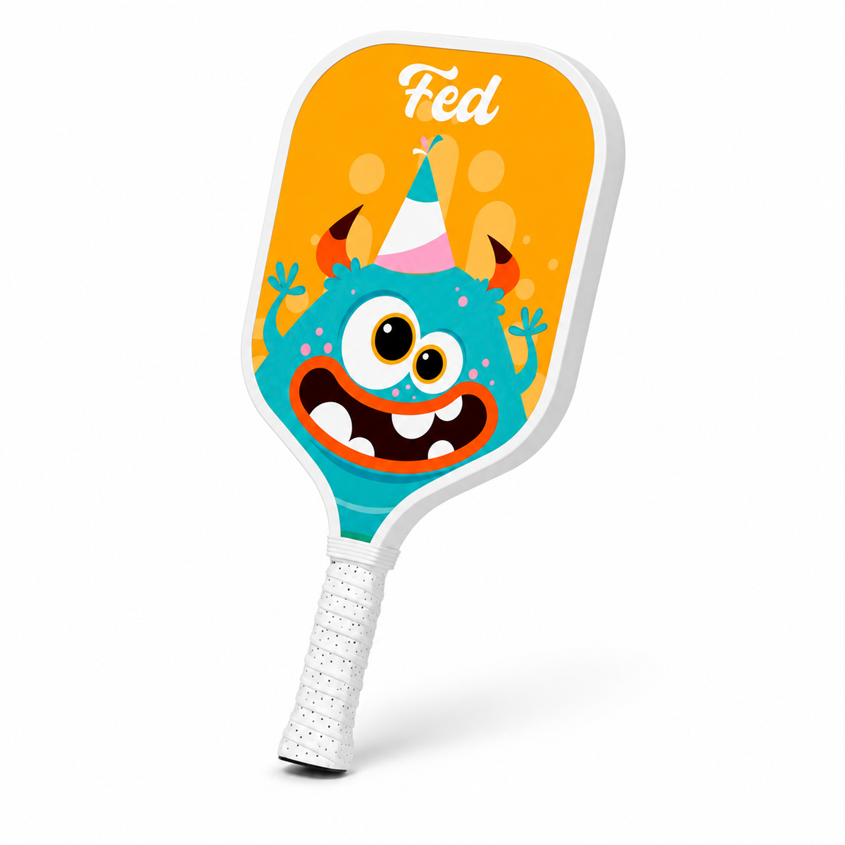 Raquette de pickleball enfant orange avec monstre Fed, vue en angle légèrement inclinée