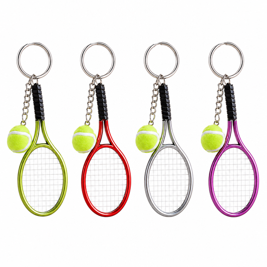 Porte-clés mini raquette de tennis avec balle pompon, quatre coloris vert, rouge, argenté et violet alignés
