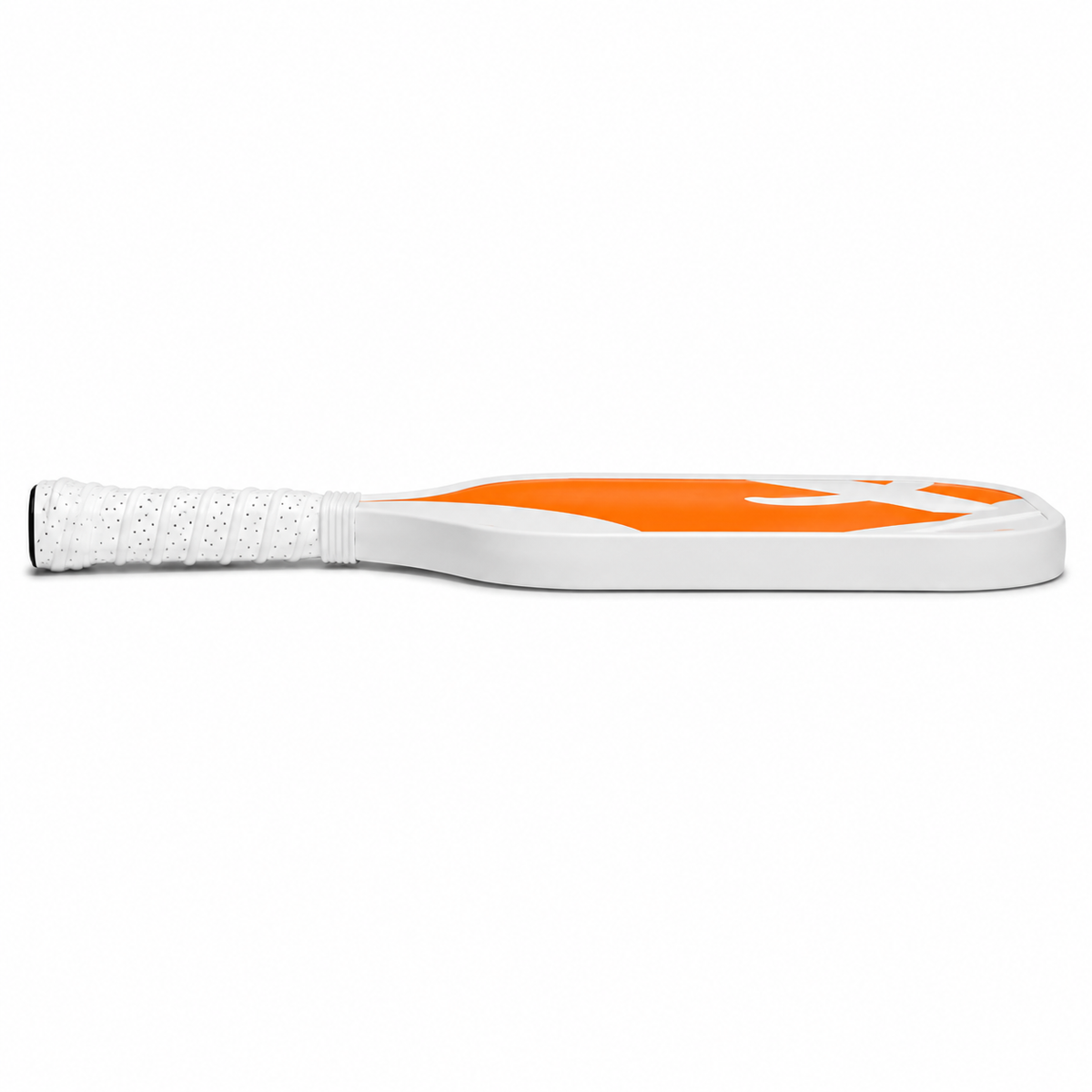 Raquette de pickleball orange et blanche vue de profil posée à plat, montrant le profil du tétine et le grip