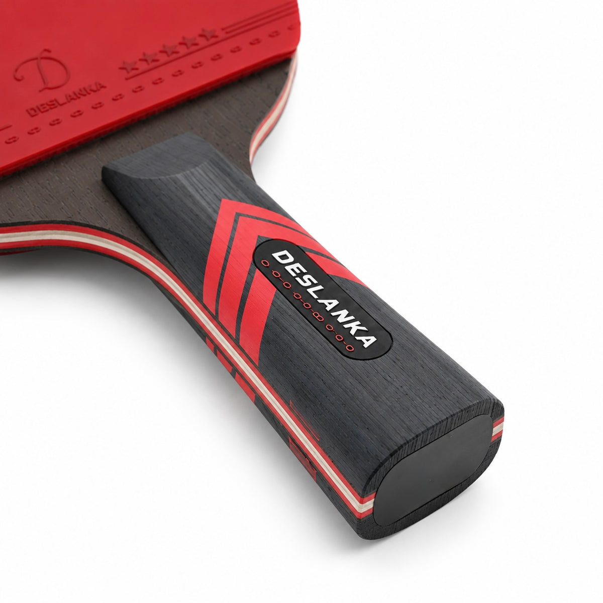 Raquette de tennis de table carbone pro - gros plan sur le manche et le logo Deslanka