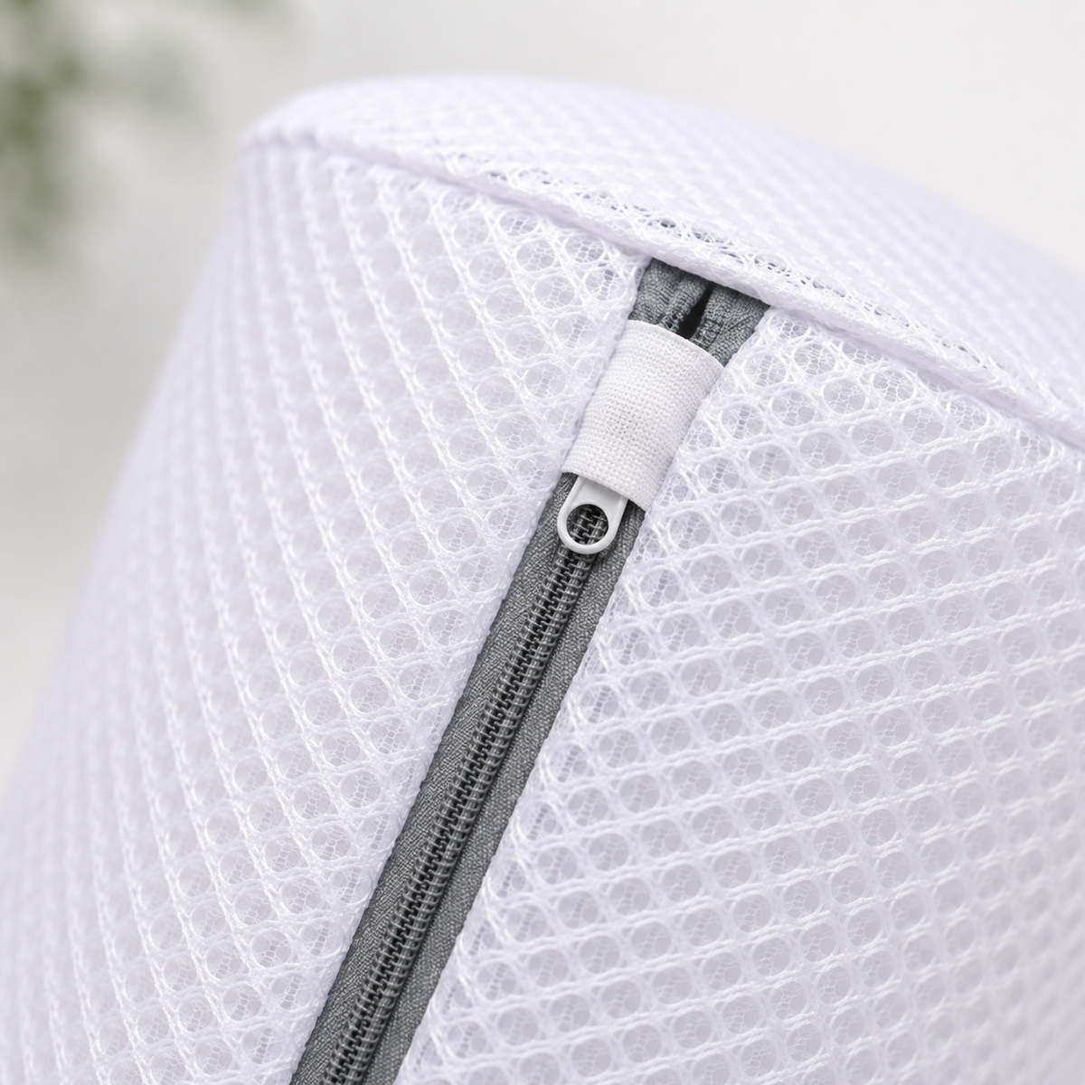 Gros plan sur le zip et la maille respirante du sac de lavage pour chaussures