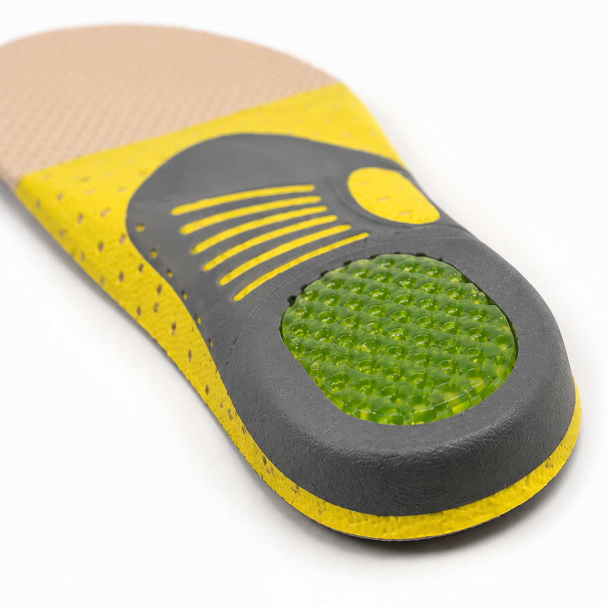 Gros plan sur le coussin de gel vert au talon de la semelle orthopédique jaune