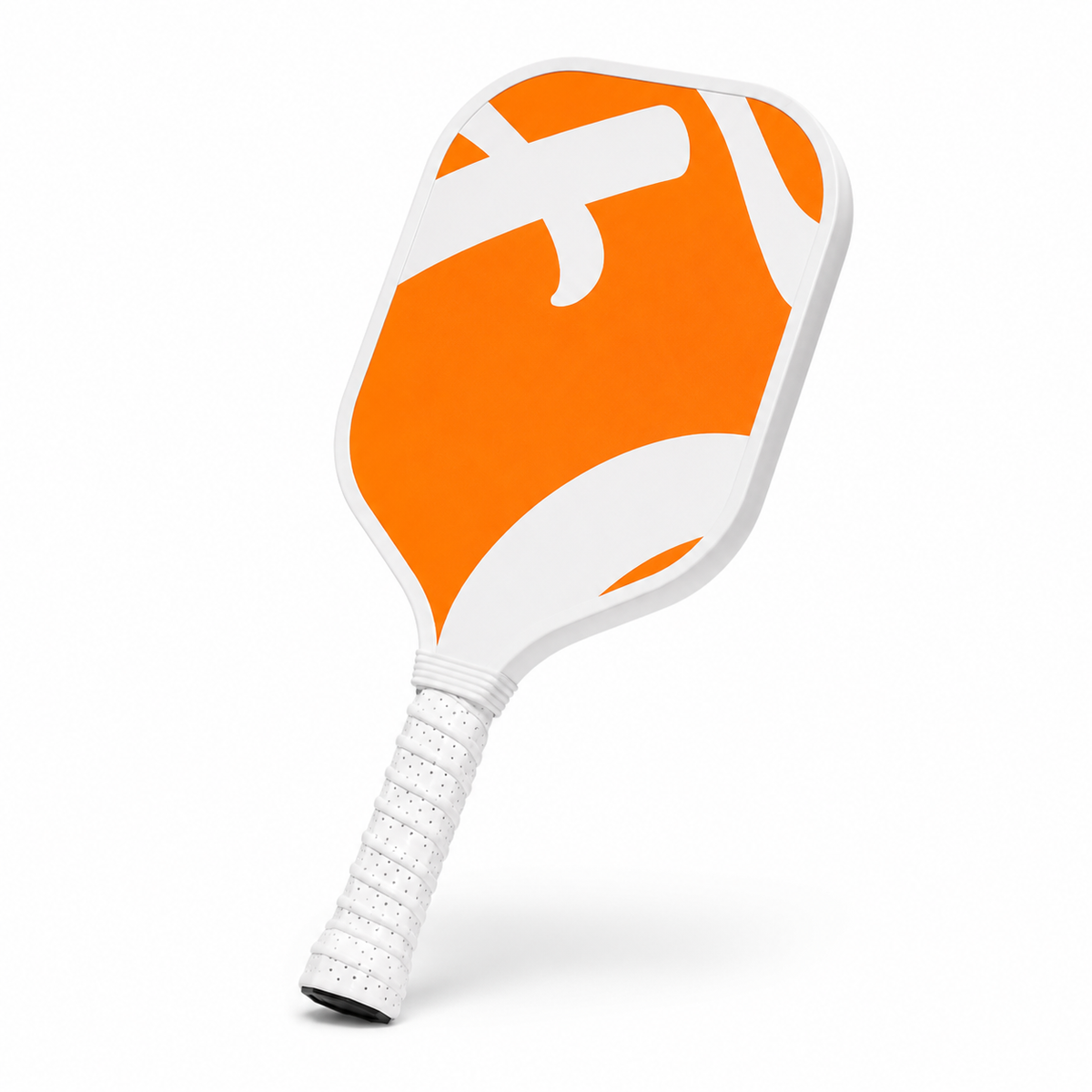 Raquette de pickleball débutant orange et blanche avec motif graphique abstrait, vue de face légèrement inclinée