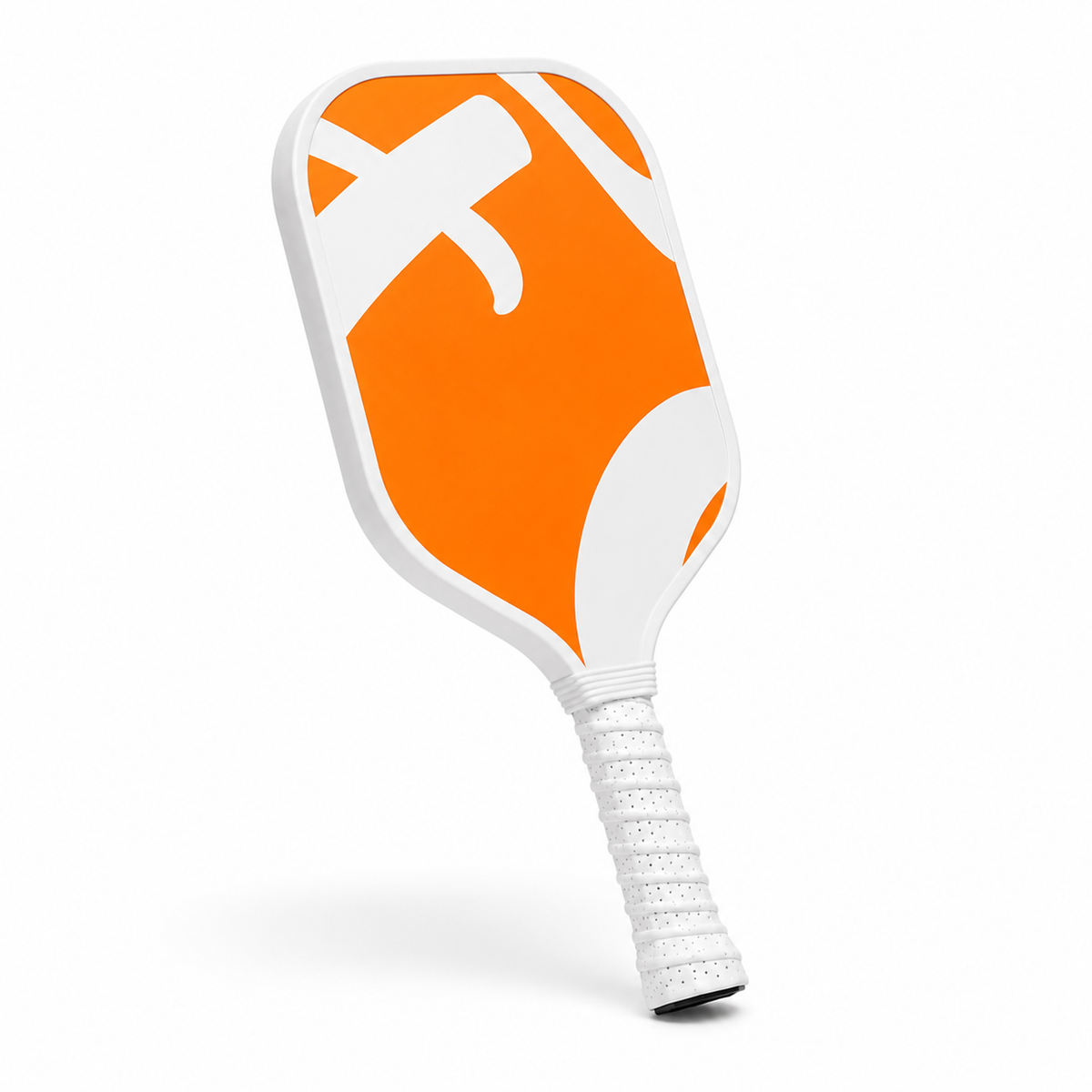 Raquette de pickleball orange et blanche vue en angle montrant le manche