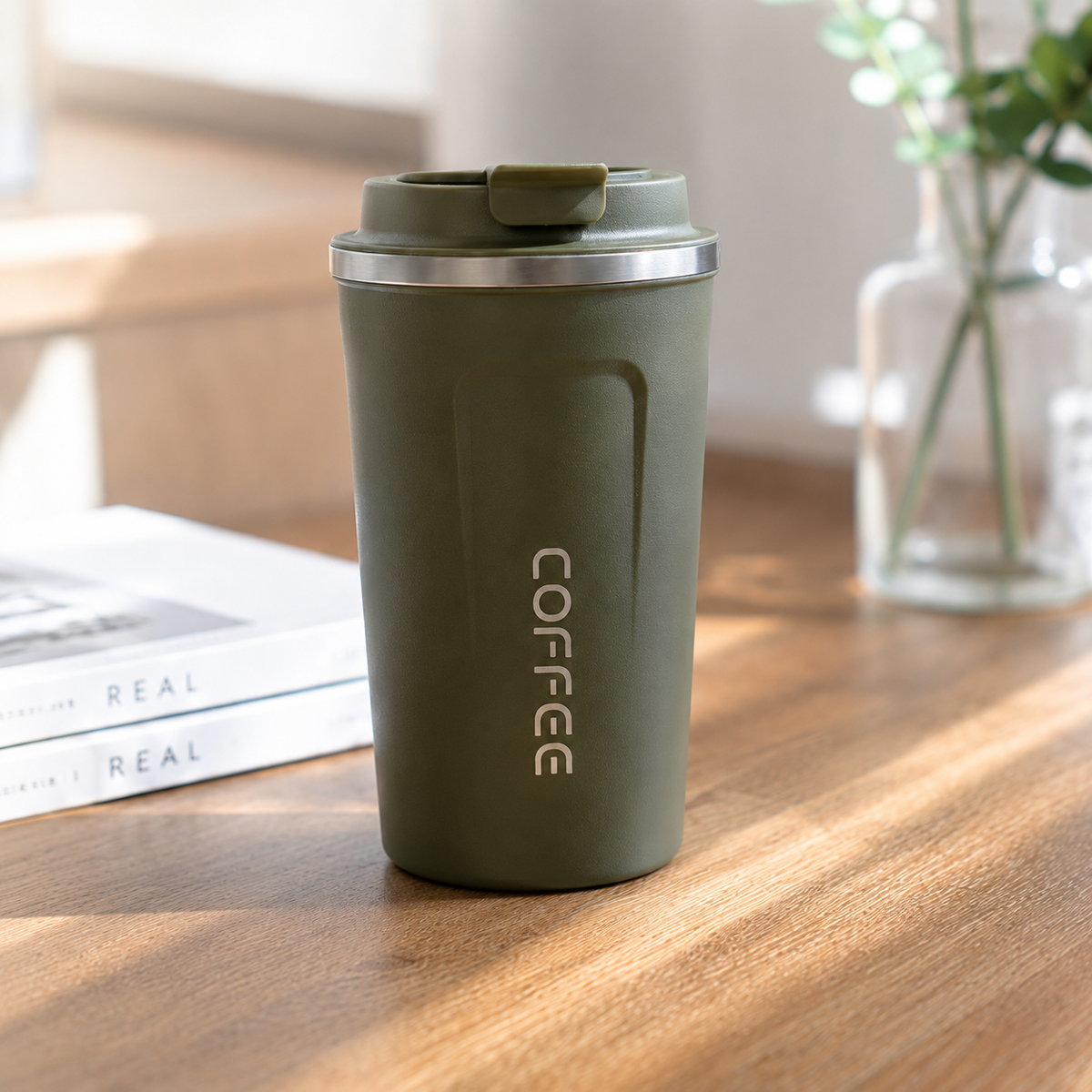 Mug isotherme padel vert kaki posé sur un bureau en bois avec livre et plante - photo lifestyle