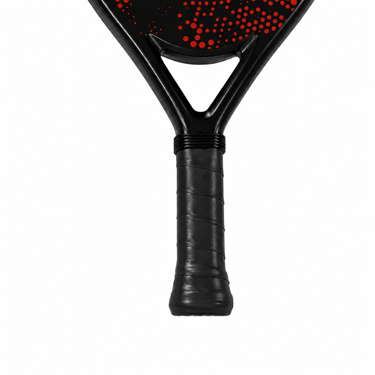 Gros plan sur le manche et le grip noir de la raquette de padel enfant